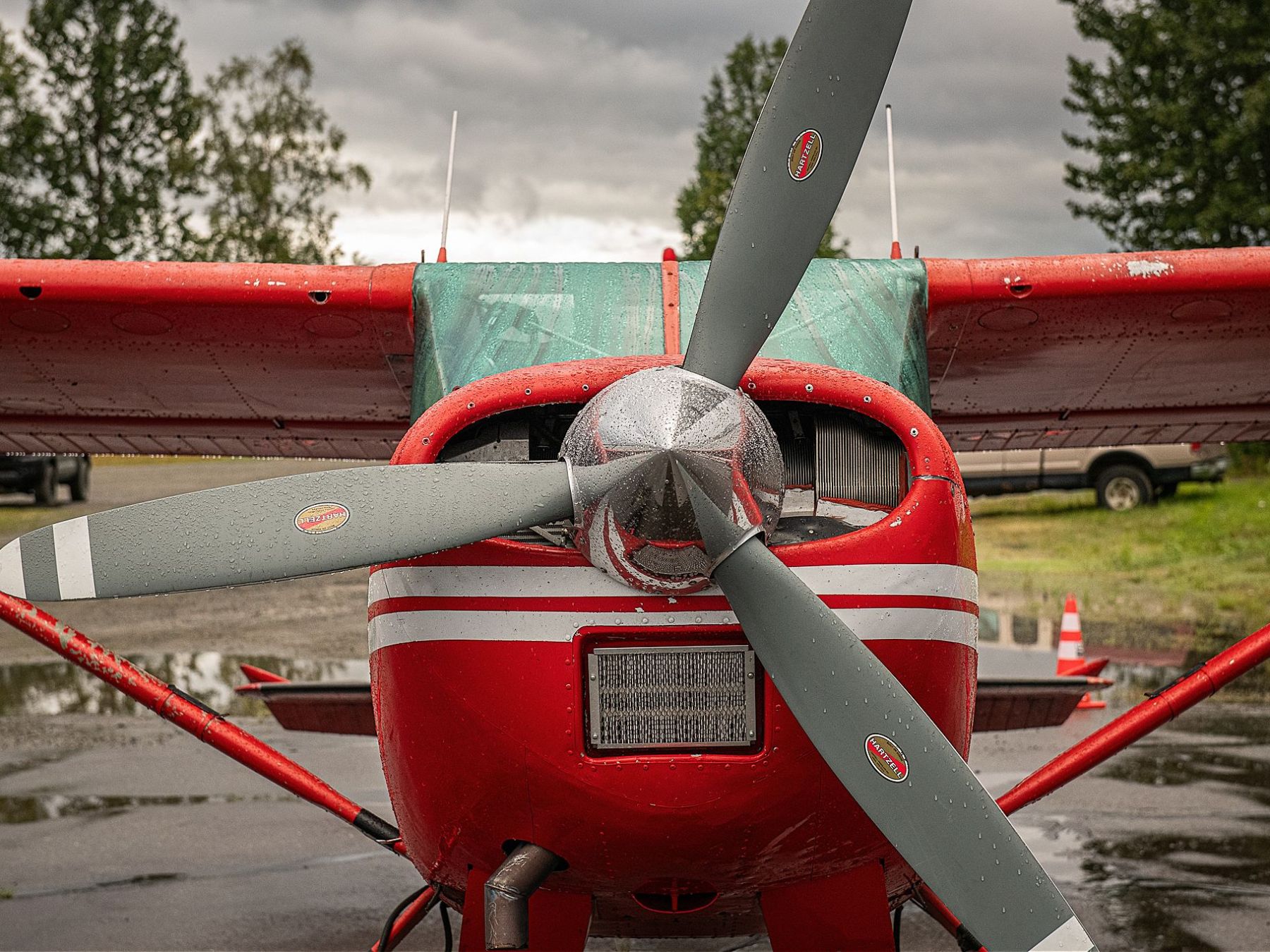 Front view Cessna 185